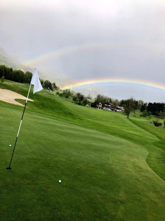 Regenbogen und Golffahne