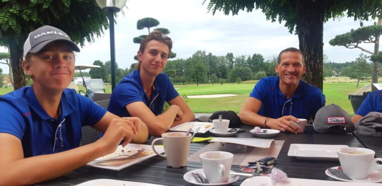 Mannschaft GC Liebenau am Tisch beim Kaffeetrinken